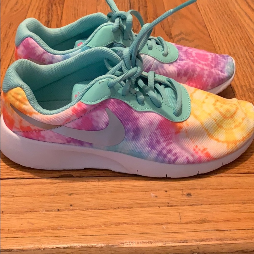 Women Muliti colored Nike size 6Y.